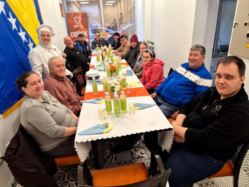 Udruženje Pomozi.ba organizovalo svečani ručak povodom Dana nezavisnosti BiH za korisnike Restorana dobre volje