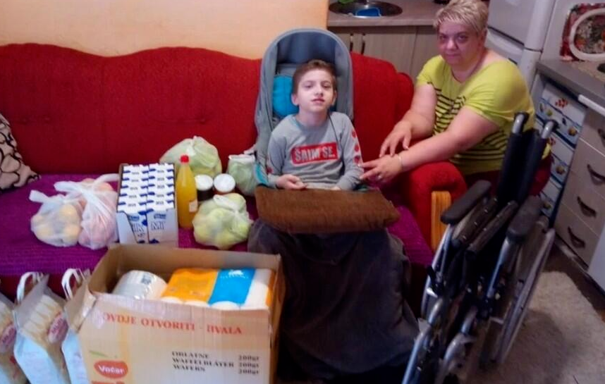 Mjesečna pomoć za porodicu Fazlić